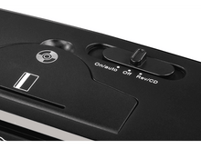 Charger l'image dans la galerie, Gros plan du panneau de commande d'un destructeur de papier noir.