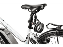 Charger l'image dans la galerie, Selle de vélo, cadre et un antivol à câble noir attaché.