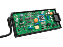 Charger l'image dans la galerie, Un circuit imprimé avec un boîtier noir. La carte a plusieurs composants électroniques. Câble noir attaché.