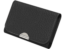 Charger l'image dans la galerie, Un porte-cartes en cuir noir avec un fermoir argenté, légèrement incliné pour montrer le dessus.