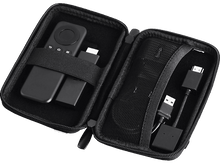 Charger l'image dans la galerie, Étui de transport noir ouvert, contenant une télécommande, un adaptateur et des câbles. Intérieur noir avec poche en filet.