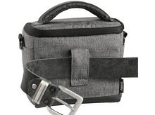 Charger l'image dans la galerie, Un sac d'appareil photo gris avec une ceinture en cuir noir, boucle visible, sur fond blanc.