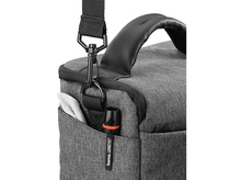 Charger l'image dans la galerie, Un sac d'appareil photo gris avec un stylo pour objectif dans la poche latérale.