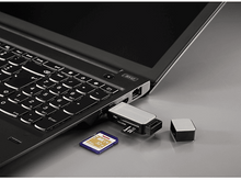 Charger l'image dans la galerie, Ordinateur portable avec une carte SD et un lecteur de carte USB insérés, avec un autre lecteur à proximité.