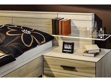 Charger l'image dans la galerie, Chambre avec lit en bois, table de chevet avec livres, horloge et parfums, et une couette à motifs.