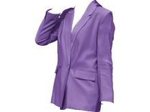 Charger l'image dans la galerie, Femme en blazer violet, jean et chaussures blanches, descendant les marches, parlant au téléphone, tenant un sac noir.