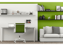 Charger l'image dans la galerie, Environnement de bureau avec bureau blanc, chaise verte et étagères avec objets et un canapé blanc.