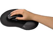 Charger l'image dans la galerie, Main utilisant une souris sur un tapis de souris noir avec repose-poignet. Fond blanc.