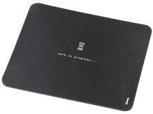 Charger l'image dans la galerie, Tapis de souris noir avec texte blanc 'work in progress...' et un sablier.