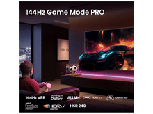 Charger l'image dans la galerie, Un homme joue à des jeux vidéo avec une TV montrant une course auto.