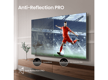 Charger l'image dans la galerie, Un écran de télévision montre un match de football, avec un joueur qui frappe le ballon. L'écran affiche anti-reflet PRO.