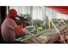 Charger l'image dans la galerie, Une personne visant avec un fusil à lunette une scène de circuit, jeu Hitman 3.