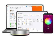 Charger l'image dans la galerie, Un ordinateur portable, une tablette et un téléphone affichent une interface de maison intelligente, avec un hub intelligent en dessous.