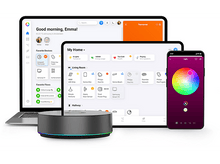 Charger l'image dans la galerie, Un ordinateur portable, une tablette et un téléphone affichent une interface de maison intelligente avec un hub intelligent.