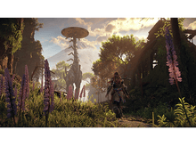 Charger l'image dans la galerie, Femme dans une forêt avec une grande structure robotique et une montagne au loin.