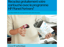 Charger l'image dans la galerie, Une personne tenant une cartouche d'encre usagée et une enveloppe de recyclage. Le texte dit 'Recyclez votre cartouche'.