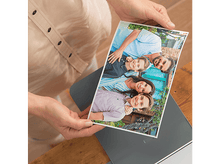 Charger l'image dans la galerie, Mains tenant une photo de famille. Deux adultes et deux enfants.