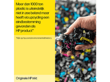 Charger l'image dans la galerie, Une main tenant un tas de plastique déchiqueté. Texte à gauche: "Meer dan 1000 ton plastic..."