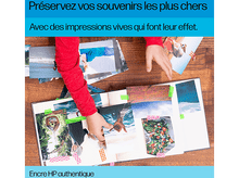 Charger l'image dans la galerie, Mains d'une personne arrangeant des photos dans un album avec du ruban adhésif coloré.