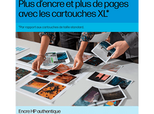 Charger l'image dans la galerie, Mains triant des photos sur une table. Texte : Plus d'encre et plus de pages avec les cartouches XL.