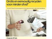 Charger l'image dans la galerie, Personne tenant une cartouche d'encre HP et une enveloppe, recyclage.