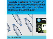 Charger l'image dans la galerie, Plusieurs bouteilles d'eau avec bouchons bleus et une cartouche d'encre noire HP avec une image de papillon.