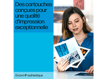Charger l'image dans la galerie, Une femme tenant des photos imprimées, avec du texte en arrière-plan faisant la promotion des cartouches d'encre HP.