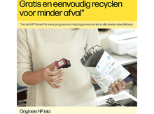 Charger l'image dans la galerie, Une femme tient une cartouche d'encre HP magenta et noire et un sac de recyclage.