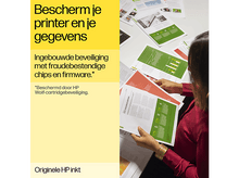 Charger l'image dans la galerie, Femme en haut rouge regardant des papiers sur un bureau. Boîte jaune avec du texte à gauche.
