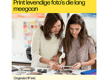 Charger l'image dans la galerie, Une femme et une fille regardent des photos imprimées. Le texte dit : Imprimez des photos éclatantes qui durent.