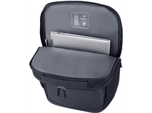 Charger l'image dans la galerie, Un sac à dos noir, avec un ordinateur portable à l'intérieur d'un compartiment ouvert.