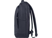 Charger l'image dans la galerie, Sac à dos noir, vue latérale. Comporte une poche zippée et deux bretelles.