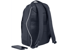 Charger l'image dans la galerie, Un sac à dos bleu marine, avec un câble blanc connecté à un smartphone. Fond blanc.