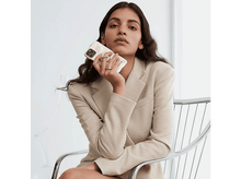 Charger l'image dans la galerie, Femme tenant une coque de téléphone avec un anneau, avec un blazer beige.