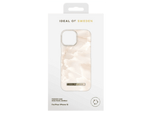 Charger l'image dans la galerie, Une boîte blanche avec le logo Ideal of Sweden. À l'intérieur se trouve une coque de téléphone avec un motif marbré.