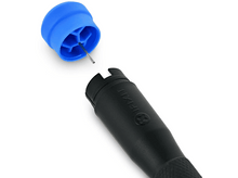 Charger l'image dans la galerie, Tournevis avec un bouchon bleu et une broche métallique, gros plan sur fond blanc.