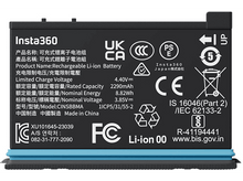 Charger l'image dans la galerie, Étiquette de batterie Insta360 avec texte et informations de sécurité.