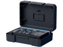 Charger l'image dans la galerie, Batterie noire dans un étui noir ouvert, avec une étiquette bleue.