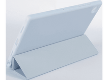 Charger l'image dans la galerie, Une tablette bleu clair dans un étui assorti sur une surface blanche, vue en angle.