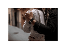 Charger l'image dans la galerie, Deux personnes s'embrassent. L'une porte une montre avec un bracelet noir.