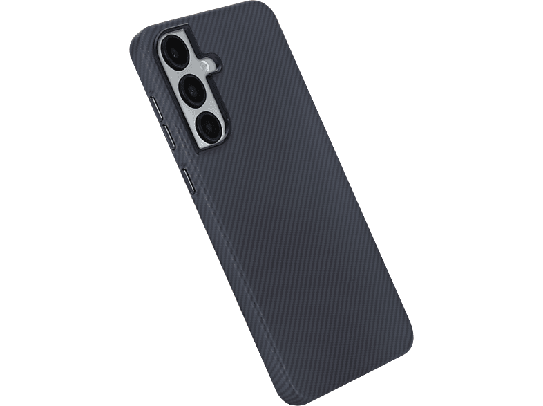 Coque de téléphone bleu foncé avec texture fibre de carbone, inclinée sur fond noir.