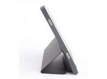 Charger l'image dans la galerie, Tablette grise calée dans un étui gris, inclinée sur une surface blanche.