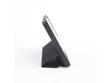 Charger l'image dans la galerie, Tablette avec une coque noire. La tablette est sur la coque en position verticale, sur une surface blanche.