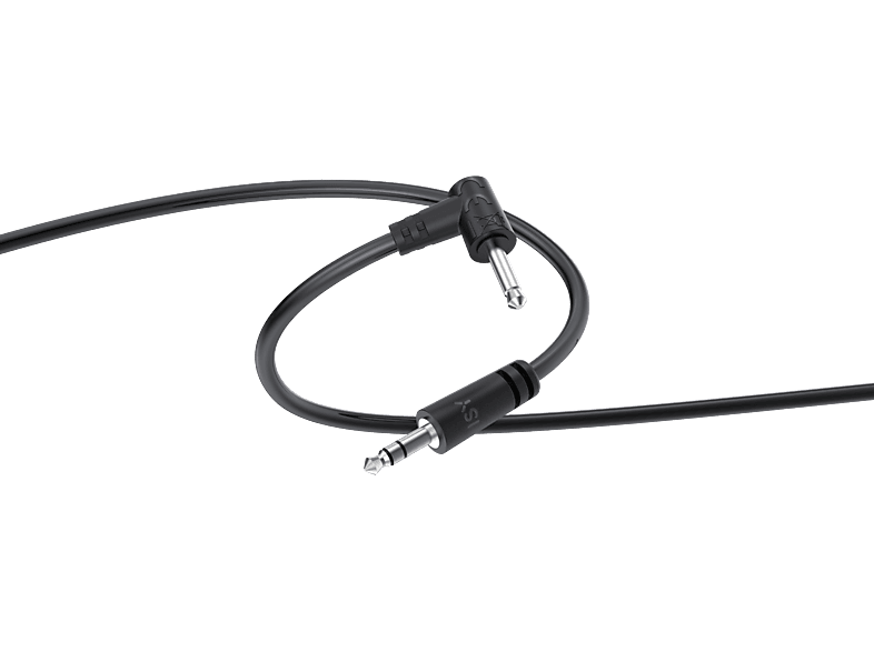 Câble audio noir avec deux prises jack de 3,5 mm et des connecteurs coudés. Le câble est sur un fond noir.