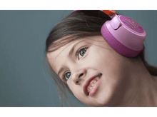 Charger l'image dans la galerie, Jeune fille souriante portant un casque JBL rose et violet, regardant vers le haut.