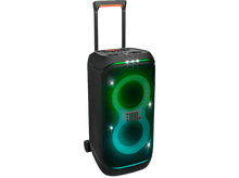 Charger l'image dans la galerie, Enceinte JBL noire avec poignée et chariot. L'enceinte est illuminée de lumières vertes et orange.