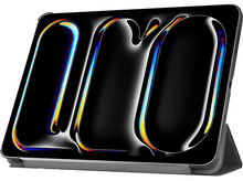 Charger l'image dans la galerie, Un iPad dans un étui avec une housse, affiché sur un fond noir.