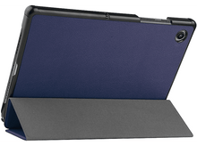 Charger l'image dans la galerie, Étui de tablette bleu avec un support gris. L'écran est visible et l'étui est ouvert. Bord noir.