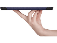 Charger l'image dans la galerie, Une main tenant un étui de tablette, avec une surface texturée bleu foncé.