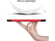 Charger l'image dans la galerie, Étui de tablette rouge tenu par une main avec une plume au-dessus, soulignant sa finesse.